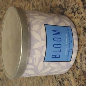 White Garden is 14.5 oz scented candle